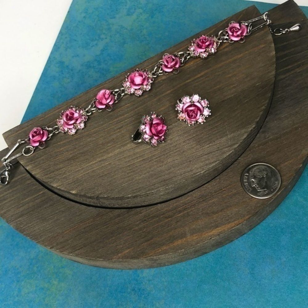 Avon pink flower bracelet and clip on earring set